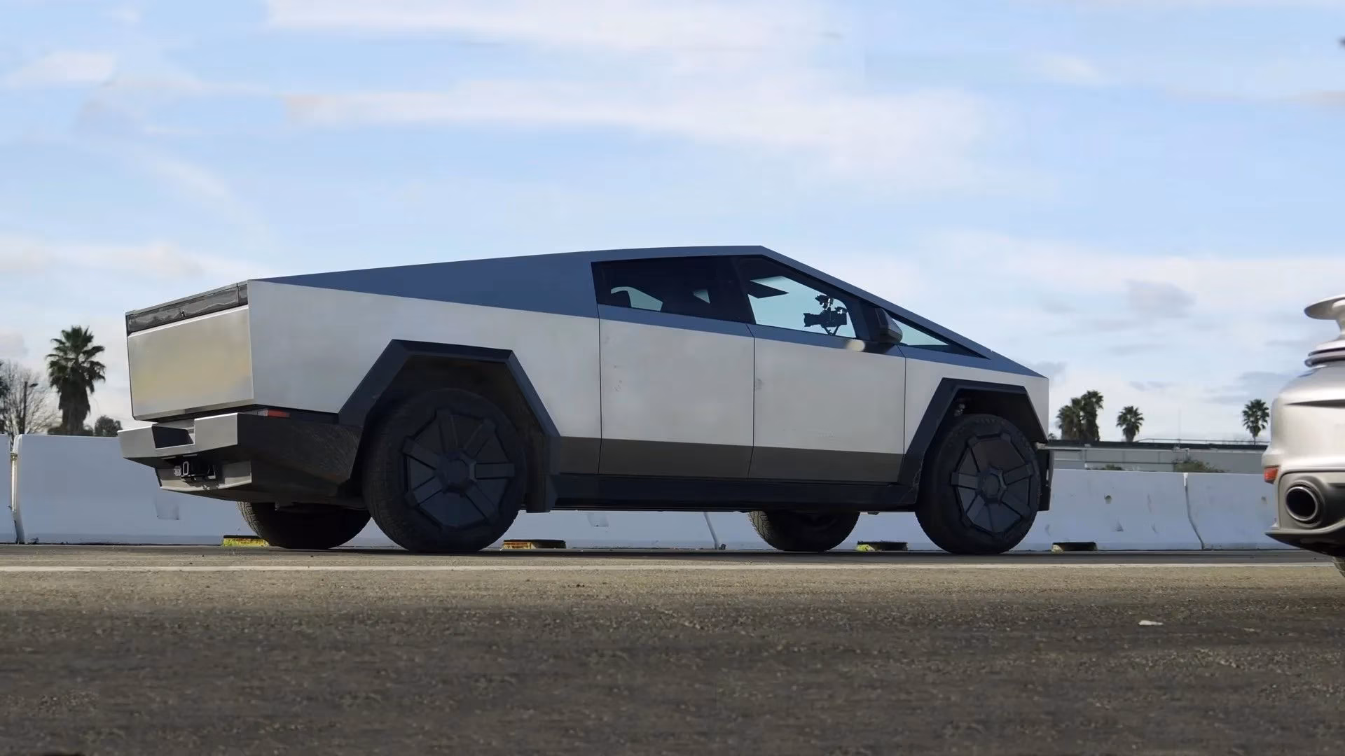 tesla-cybertruck-s-seventh-recall-in-2025-highlights-ongoing-quality-challenges-image-1