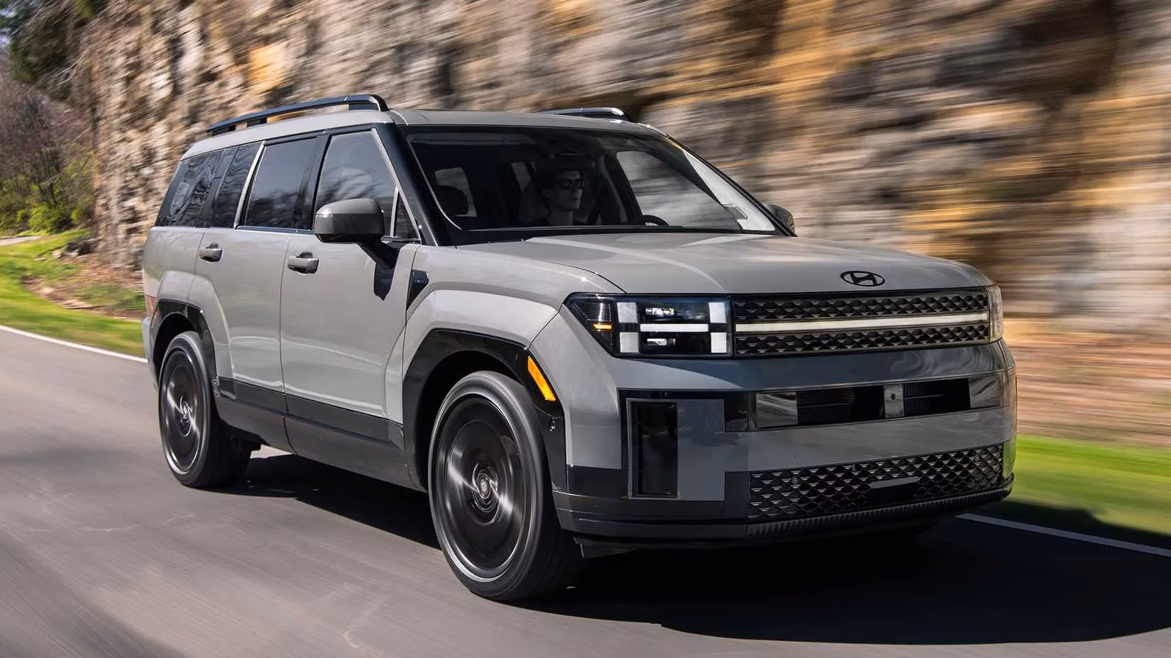 hyundai-s-ongoing-battle-with-engine-bay-fires-the-2026-santa-fe-recall-and-historical-context-image-1